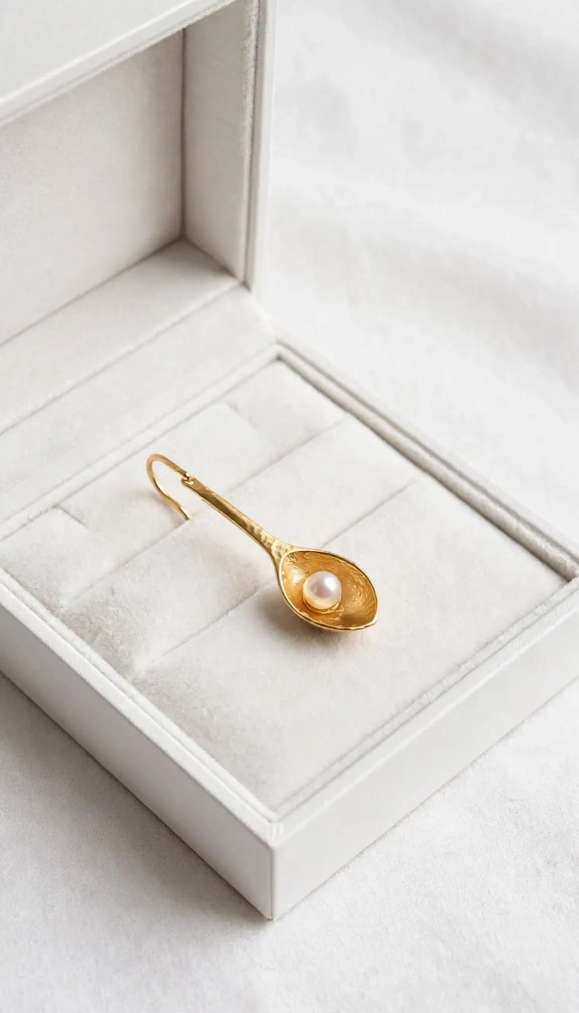 Spoon Pearl Ear Cuff