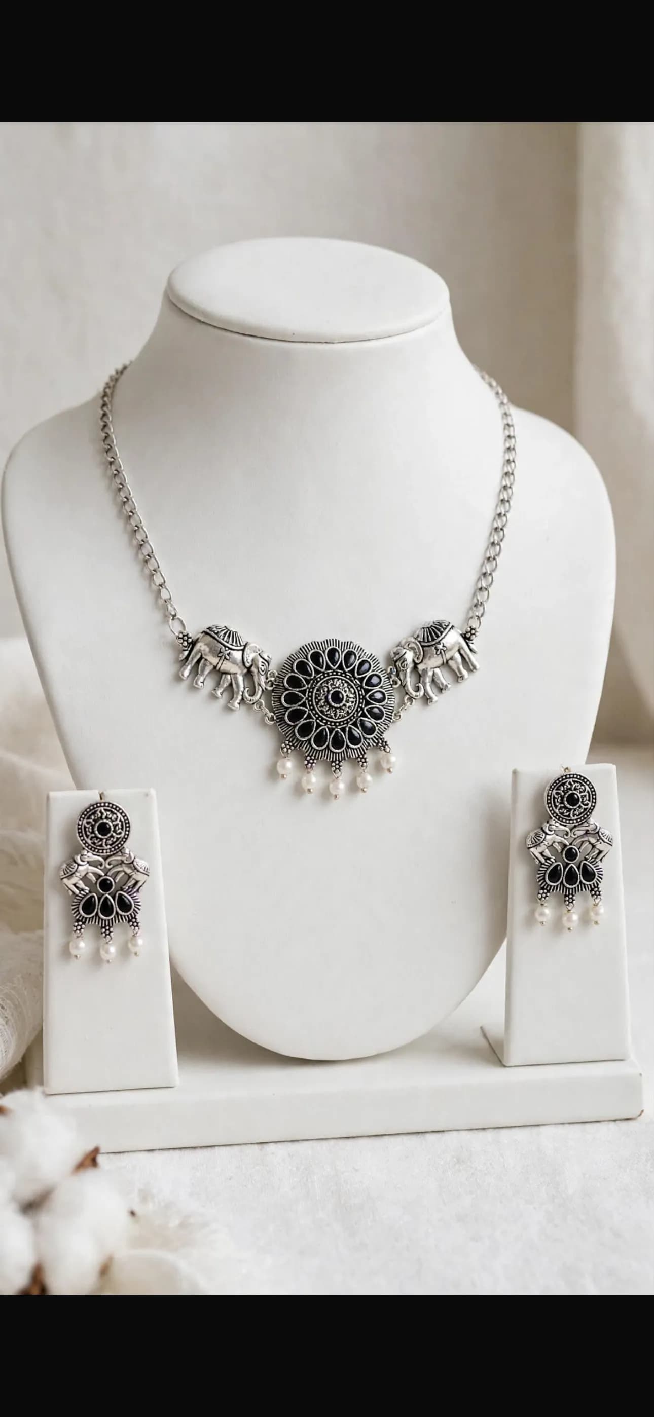 Elephant grace chocker